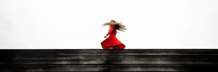 La mujer del vestido rojo